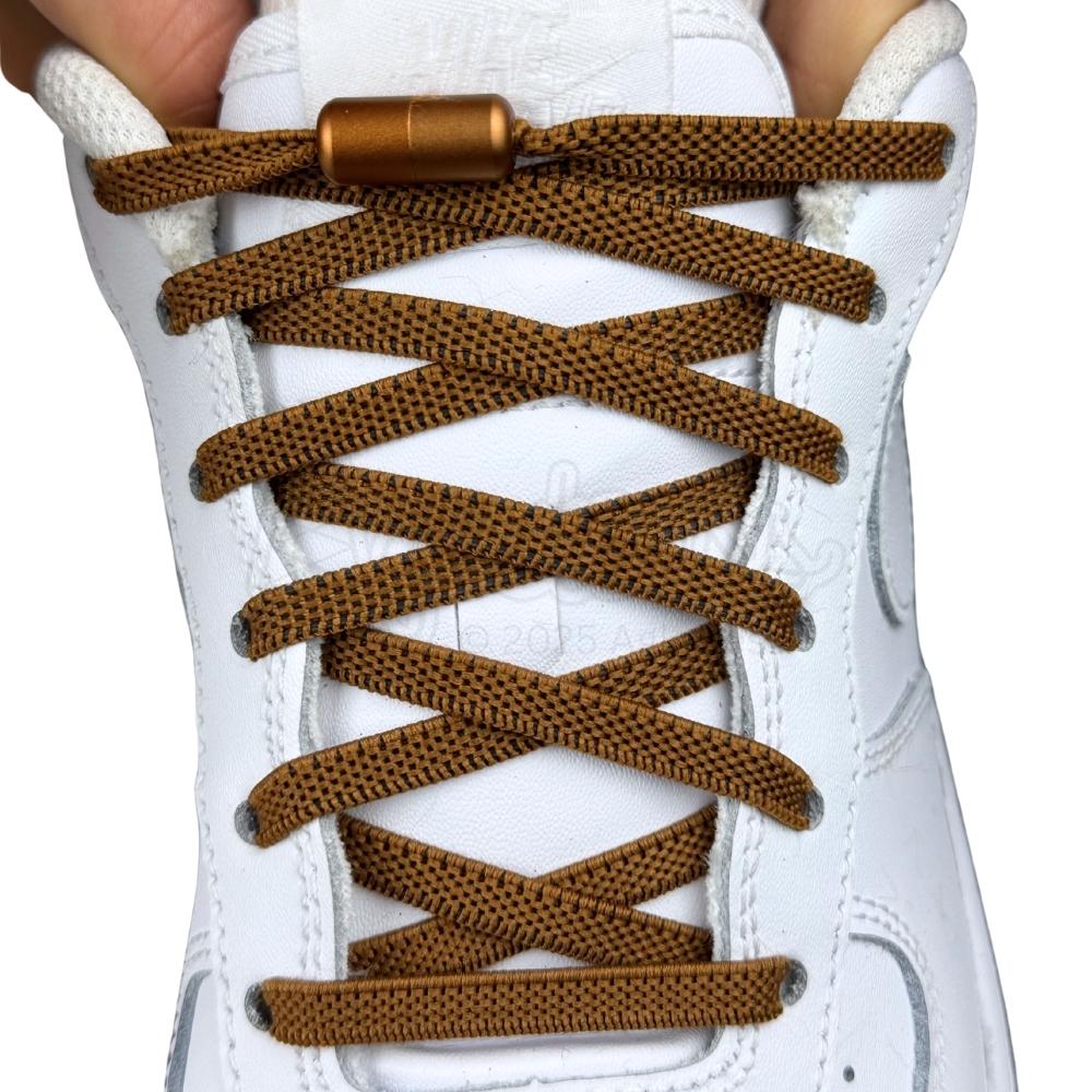 Elastische veters zonder strikken plat 6mm metalen draai capsule bruin met stretch uitgerekt