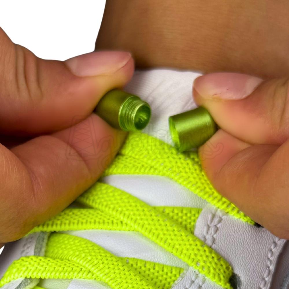 Elastische veters zonder strikken plat 6mm metalen draai capsule fluorescerend groen detailfoto van hoe de sluiting werkt