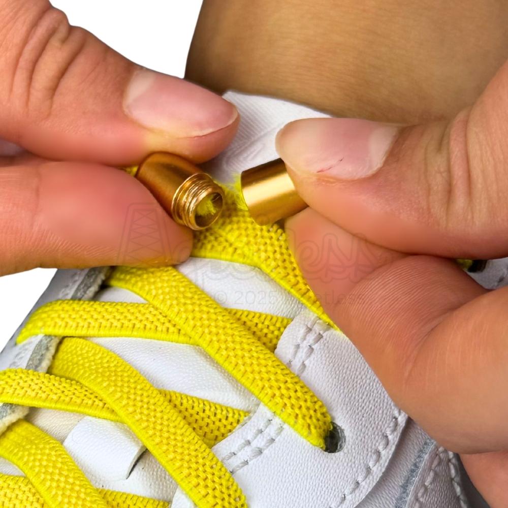 Elastische veters zonder strikken plat 6mm metalen draai capsule geel detailfoto van hoe de sluiting werkt