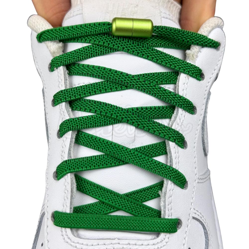 Elastische veters zonder strikken plat 6mm metalen draai capsule groen met stretch uitgerekt