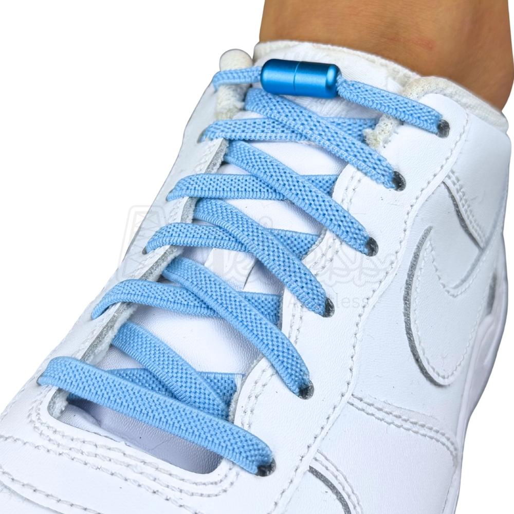 Elastische veters zonder strikken plat 6mm metalen draai capsule hemelsblauw geregen in witte Nike Air Force 1