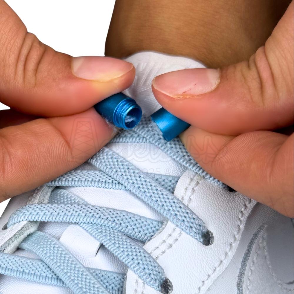 Elastische veters zonder strikken plat 6mm metalen draai capsule lichtblauw detailfoto van hoe de sluiting werkt