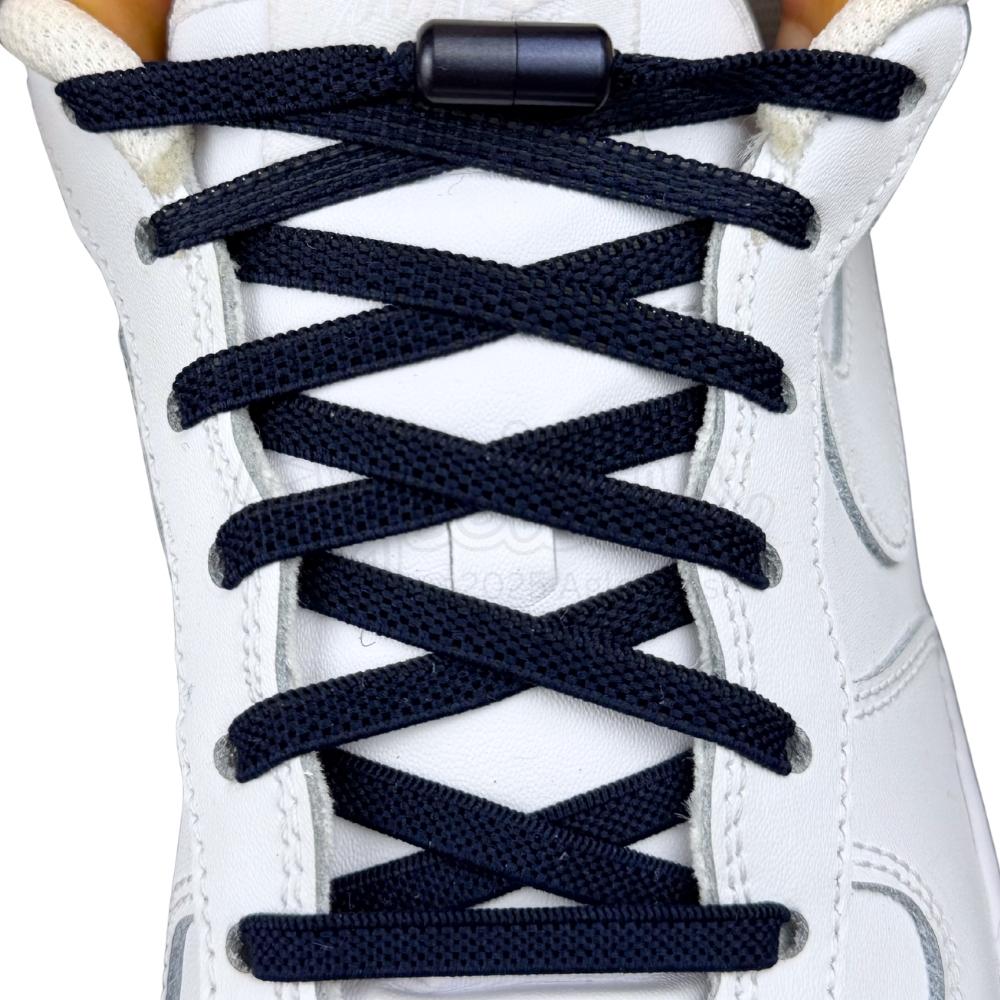 Elastische veters zonder strikken plat 6mm metalen draai capsule marineblauw met stretch uitgerekt