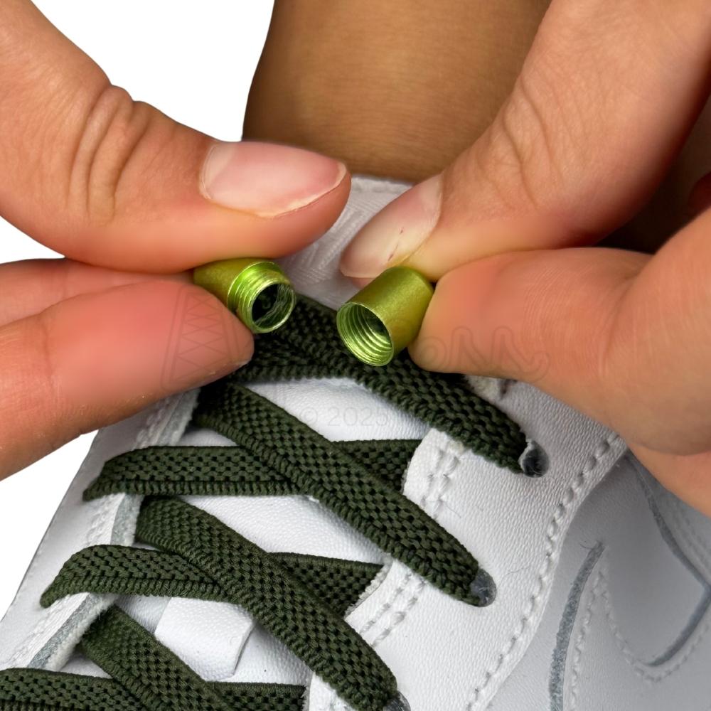 Elastische veters zonder strikken plat 6mm metalen draai capsule mosgroen detailfoto van hoe de sluiting werkt
