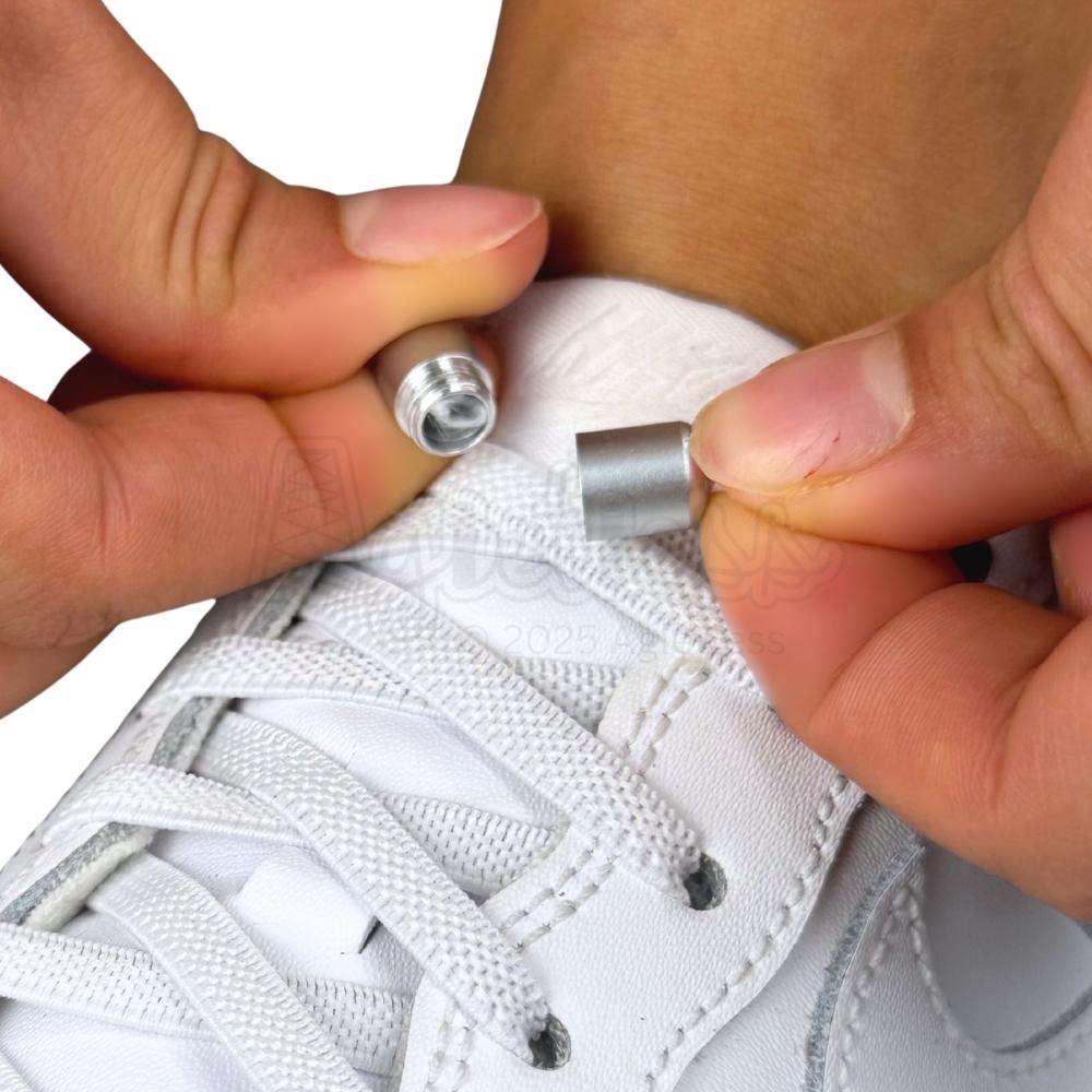 Elastische veters zonder strikken plat 6mm metalen draai capsule wit detailfoto van hoe de sluiting werkt