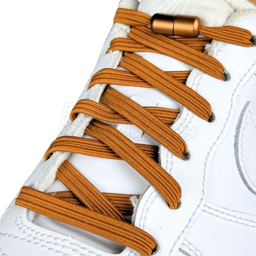 Elastische veters zonder strikken plat 7mm capsule sluiting bruin geregen in witte Nike Air Force 1