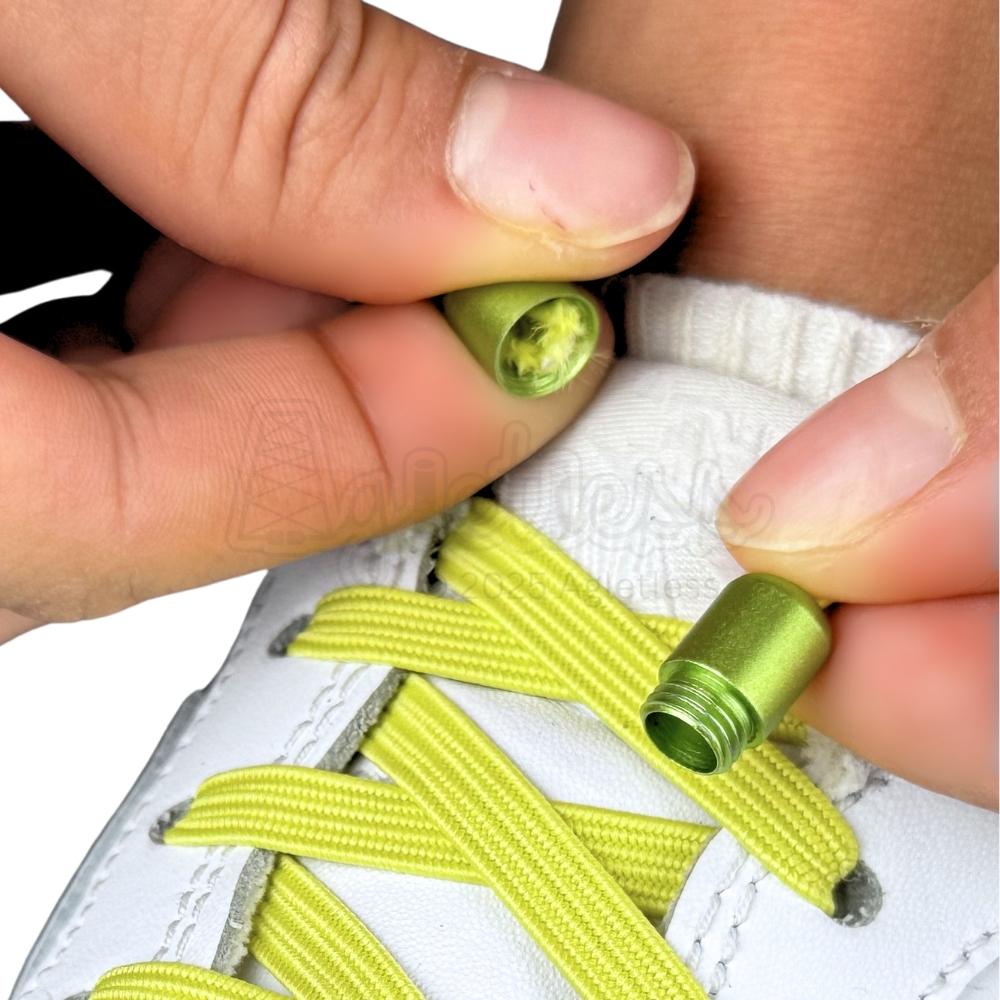 Elastische veters zonder strikken plat 7mm capsule sluiting citroengeel detailfoto van hoe de sluiting werkt