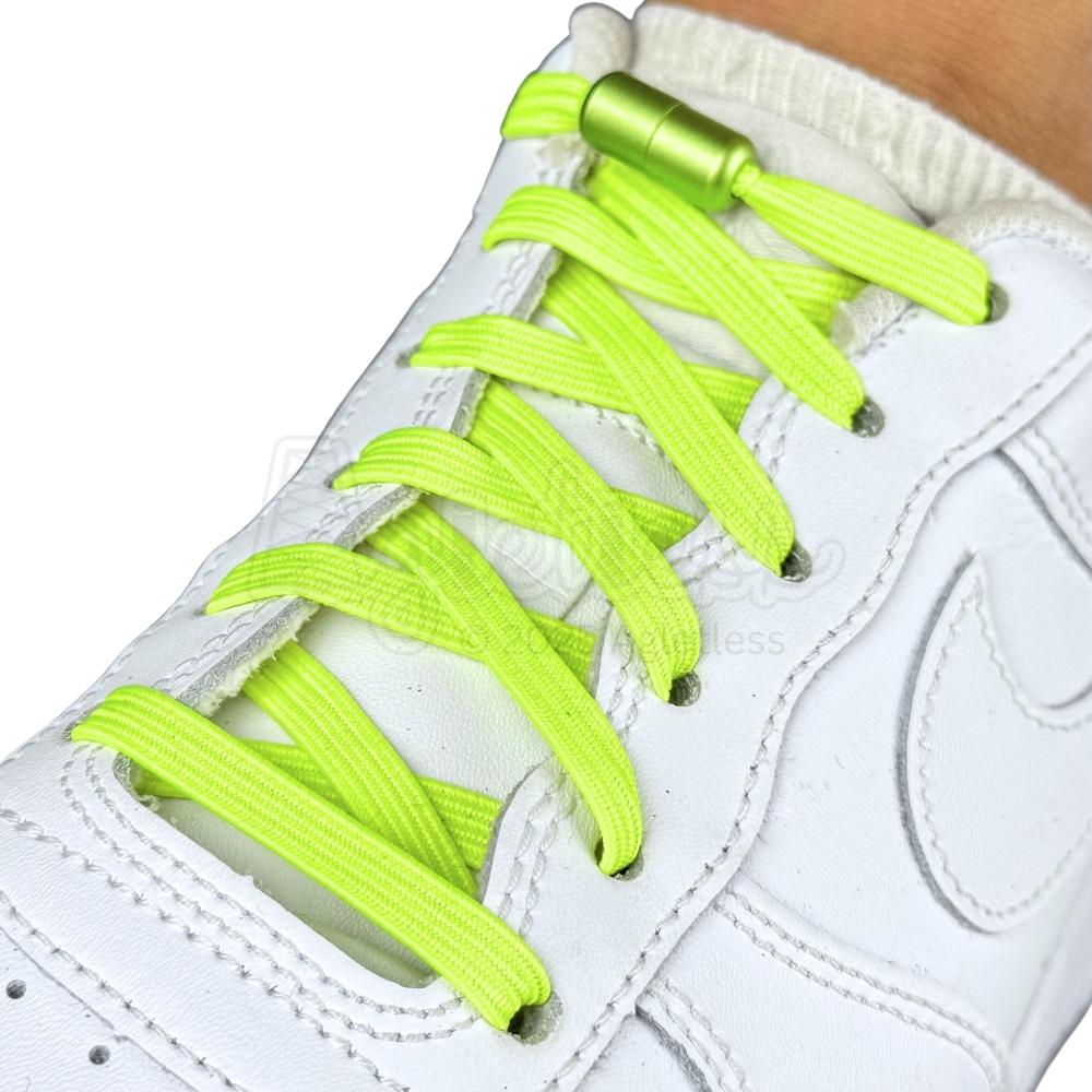 Elastische veters zonder strikken plat 7mm capsule sluiting fluorescerend groen geregen in witte Nike Air Force 1