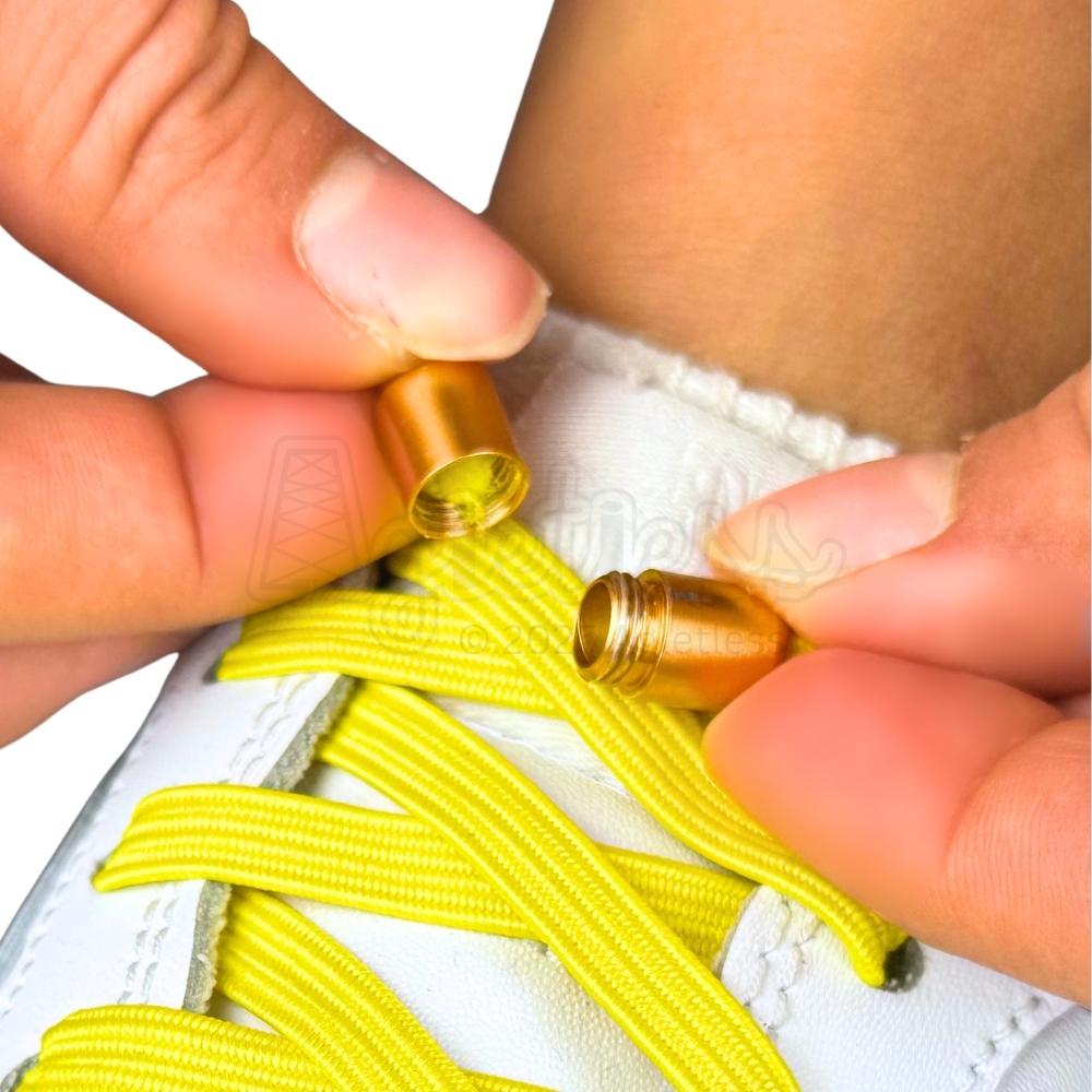 Elastische veters zonder strikken plat 7mm capsule sluiting geel detailfoto van hoe de sluiting werkt