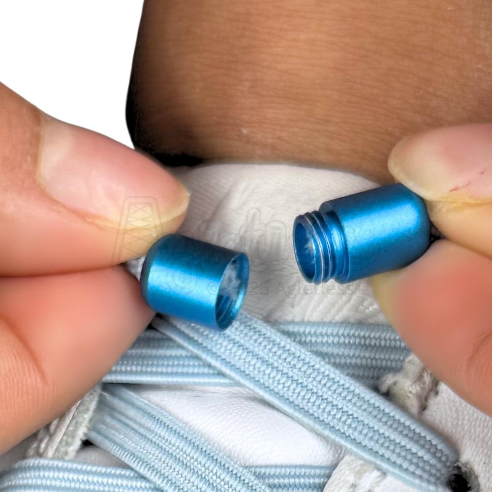 Elastische veters zonder strikken plat 7mm capsule sluiting lichtblauw detailfoto van hoe de sluiting werkt