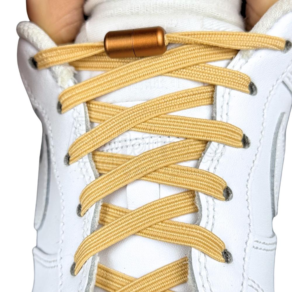 Elastische veters zonder strikken plat 7mm capsule sluiting lichtbruin met stretch uitgerekt