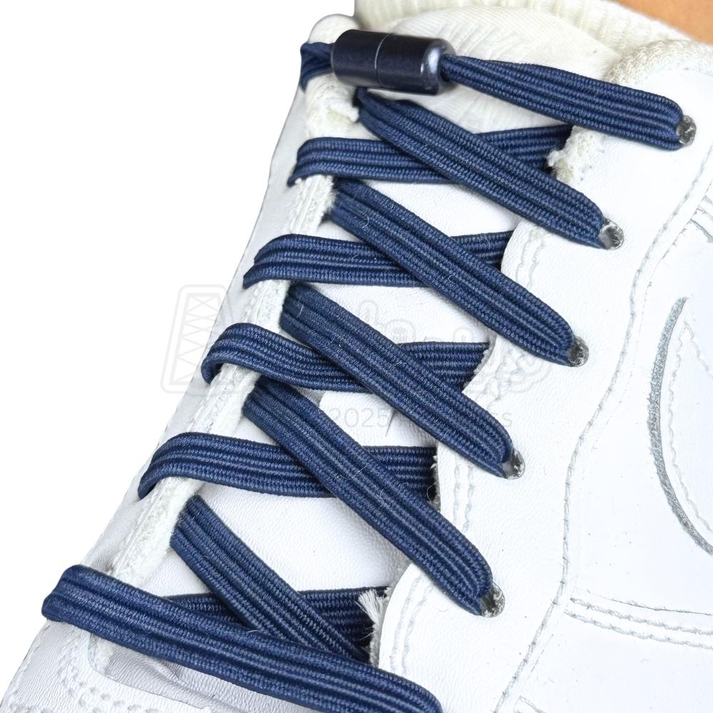 Elastische veters zonder strikken plat 7mm capsule sluiting marineblauw geregen in witte Nike Air Force 1