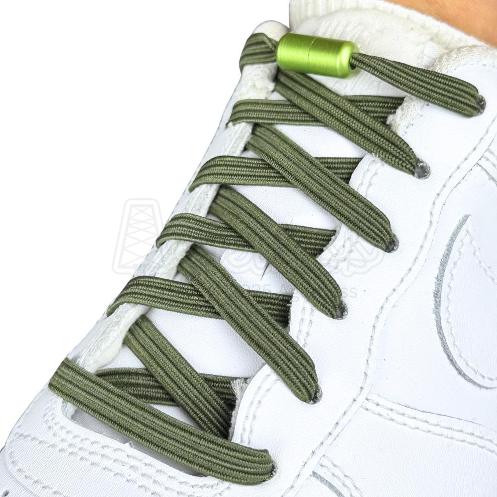 Elastische veters zonder strikken plat 7mm capsule sluiting mosgroen geregen in witte Nike Air Force 1