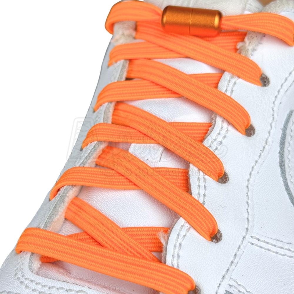 Elastische veters zonder strikken plat 7mm capsule sluiting oranje geregen in witte Nike Air Force 1
