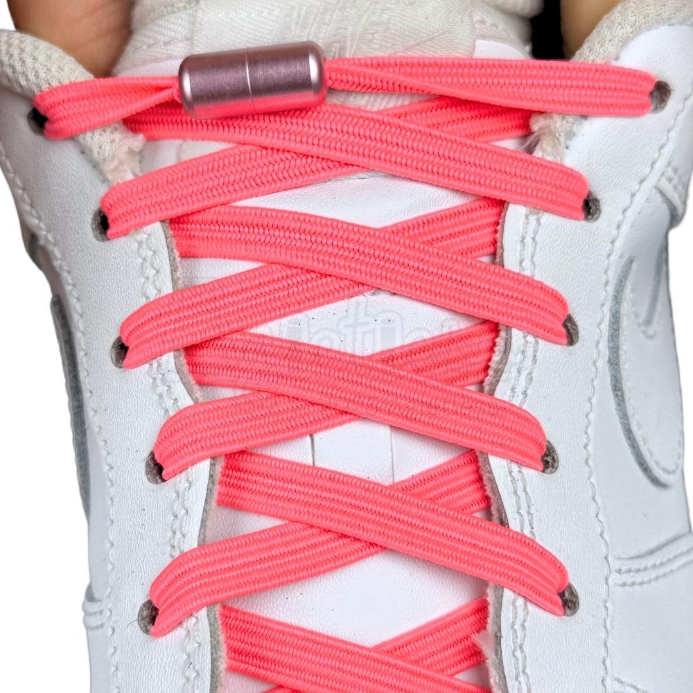 Elastische veters zonder strikken plat 7mm capsule sluiting oranjerood met stretch uitgerekt