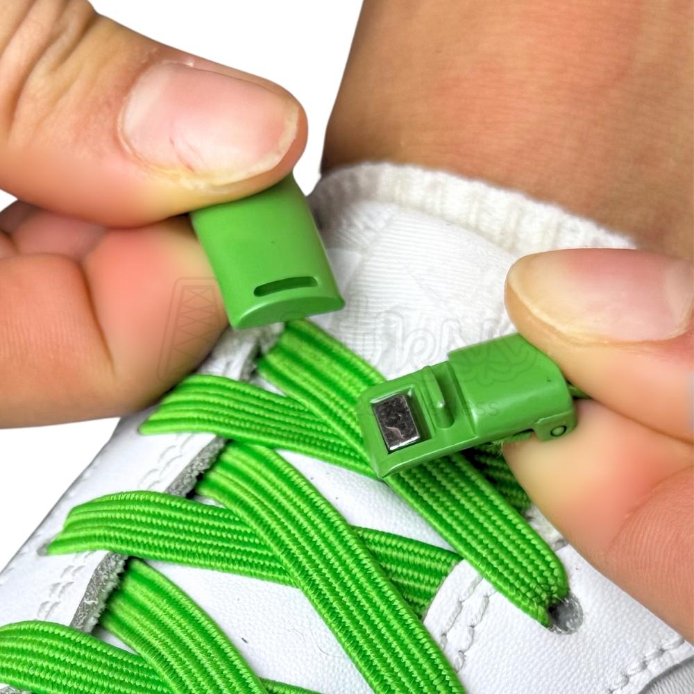 Elastische veters zonder strikken plat 7mm magnetische sluiting appelgroen detailfoto van hoe de sluiting werkt