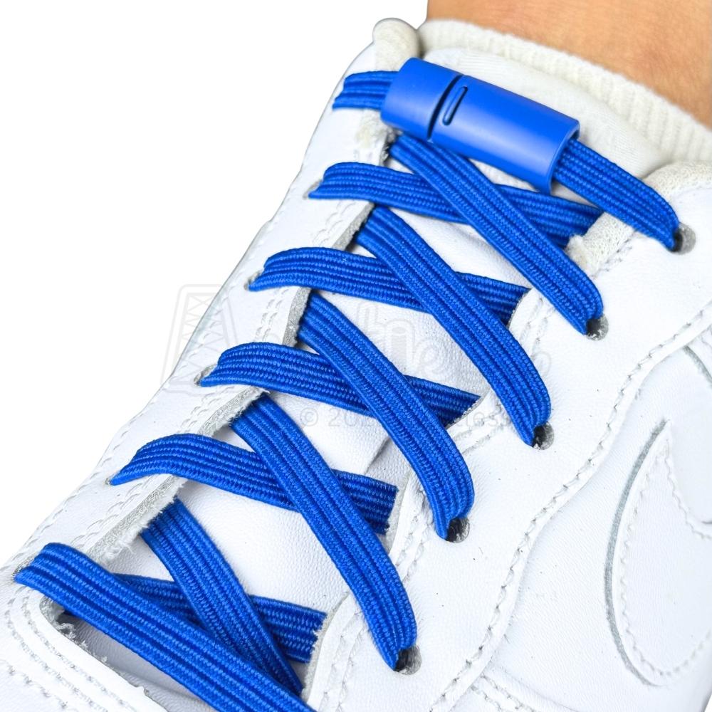 Elastische veters zonder strikken plat 7mm magnetische sluiting blauw geregen in witte Nike Air Force 1