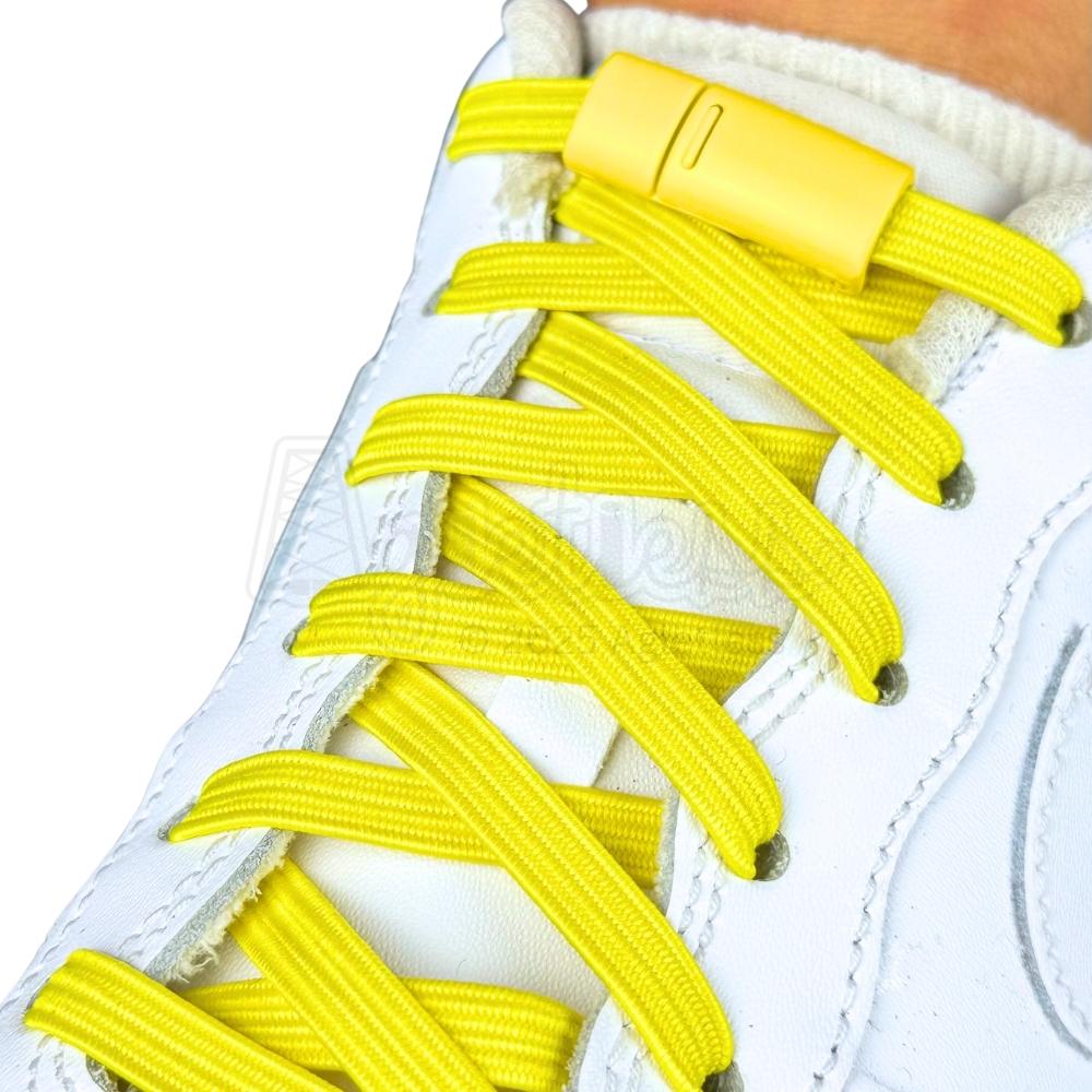 Elastische veters zonder strikken plat 7mm magnetische sluiting geel geregen in witte Nike Air Force 1