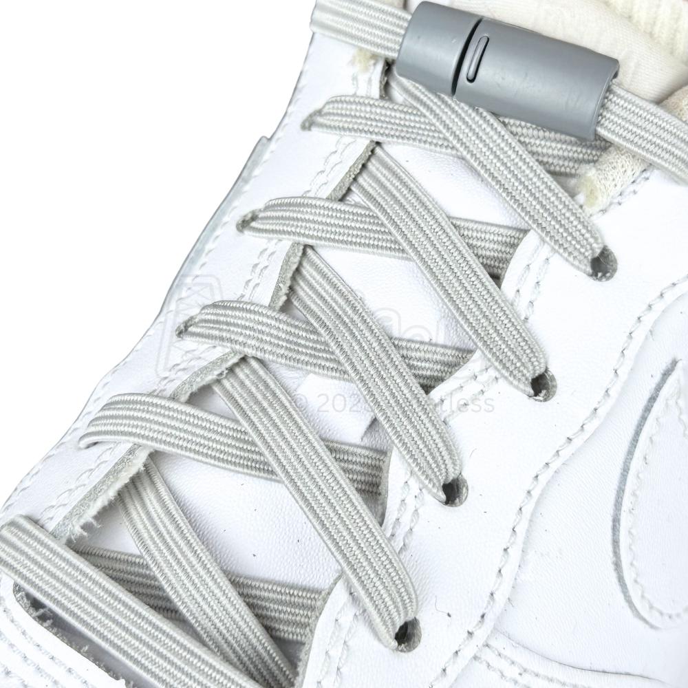 Elastische veters zonder strikken plat 7mm magnetische sluiting grijs geregen in witte Nike Air Force 1