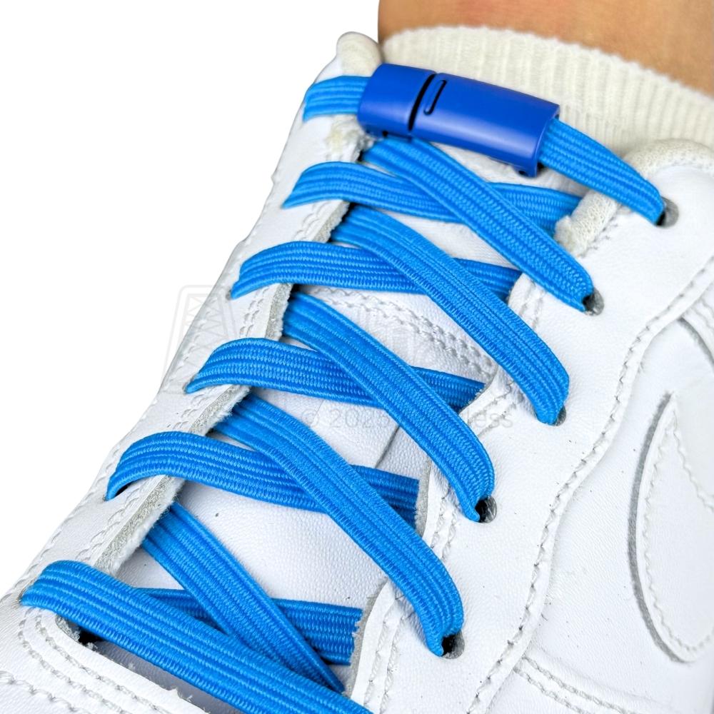 Elastische veters zonder strikken plat 7mm magnetische sluiting hemelsblauw geregen in witte Nike Air Force 1