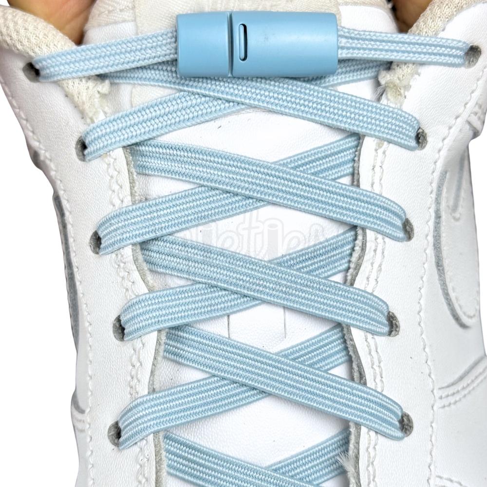 Elastische veters zonder strikken plat 7mm magnetische sluiting lichtblauw met stretch uitgerekt