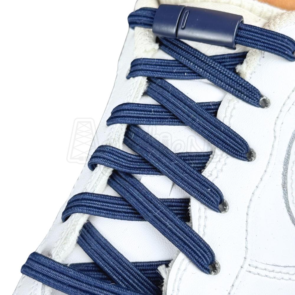 Elastische veters zonder strikken plat 7mm magnetische sluiting marineblauw geregen in witte Nike Air Force 1