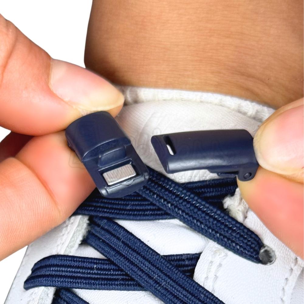 Elastische veters zonder strikken plat 7mm magnetische sluiting marineblauw detailfoto van hoe de sluiting werkt