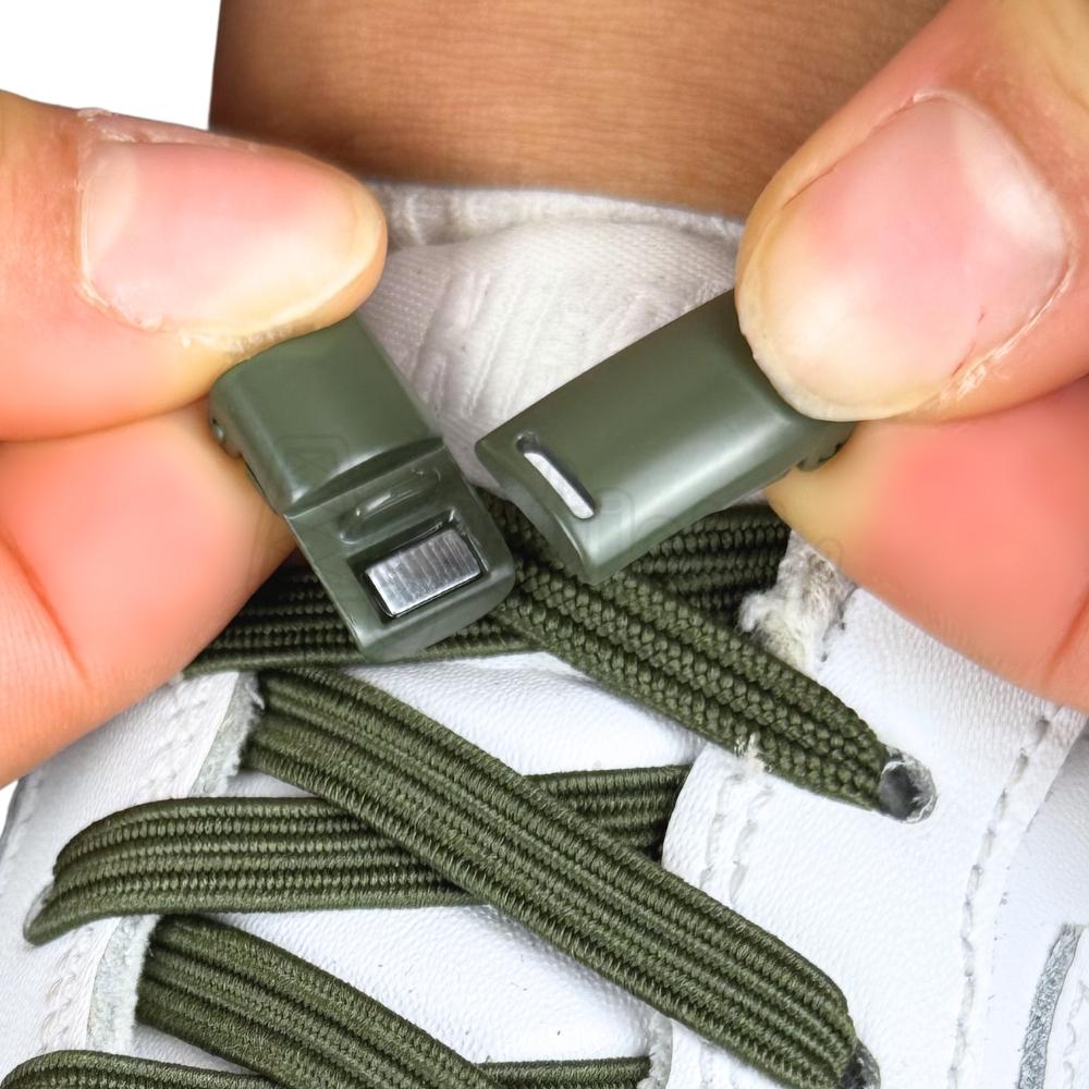 Elastische veters zonder strikken plat 7mm magnetische sluiting mosgroen detailfoto van hoe de sluiting werkt