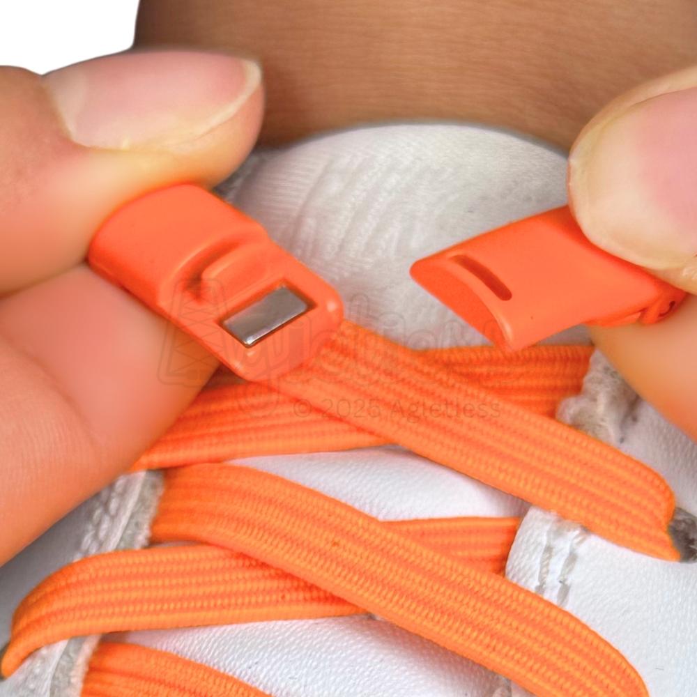 Elastische veters zonder strikken plat 7mm magnetische sluiting oranje detailfoto van hoe de sluiting werkt
