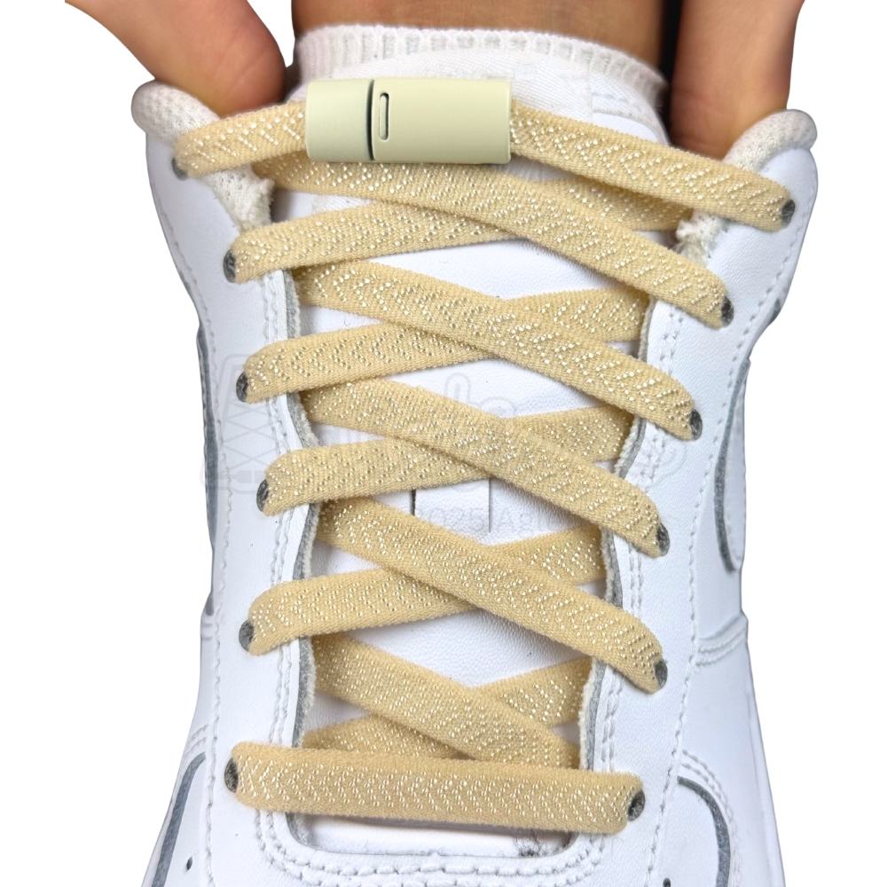 Elastische veters zonder strikken plat 8mm magnetische sluiting beige met stretch uitgerekt