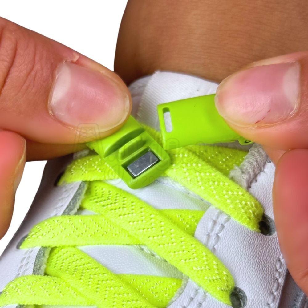 Elastische veters zonder strikken plat 8mm magnetische sluiting fluorescerend groen detailfoto van hoe de sluiting werkt