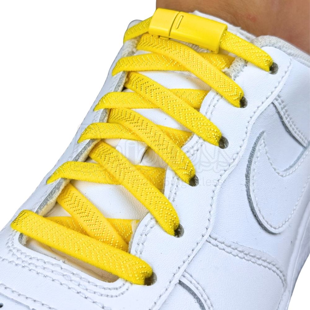 Elastische veters zonder strikken plat 8mm magnetische sluiting geel geregen in witte Nike Air Force 1