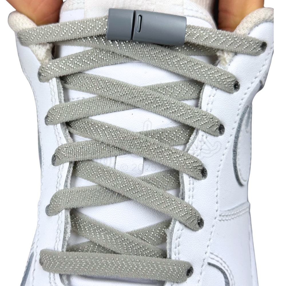 Elastische veters zonder strikken plat 8mm magnetische sluiting grijs met stretch uitgerekt