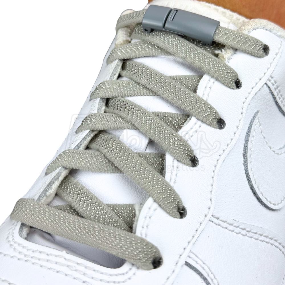 Elastische veters zonder strikken plat 8mm magnetische sluiting grijs geregen in witte Nike Air Force 1