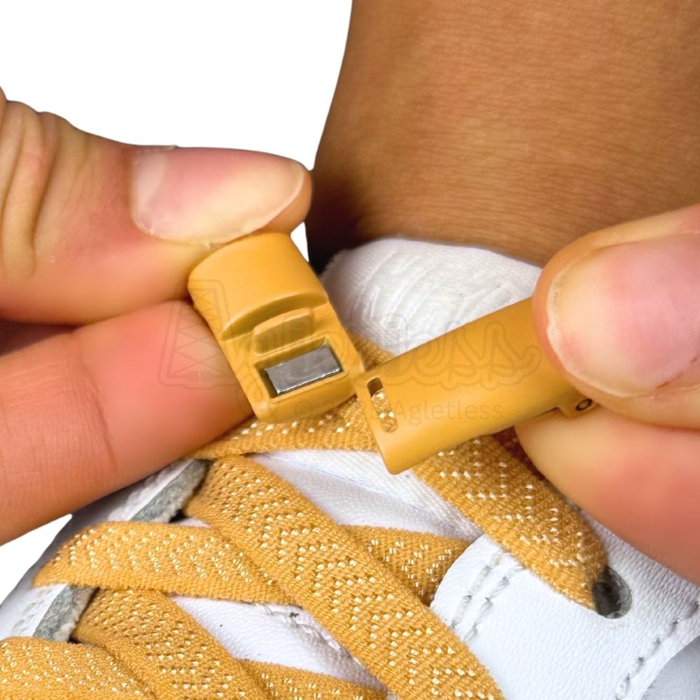 Elastische veters zonder strikken plat 8mm magnetische sluiting lichtbruin detailfoto van hoe de sluiting werkt