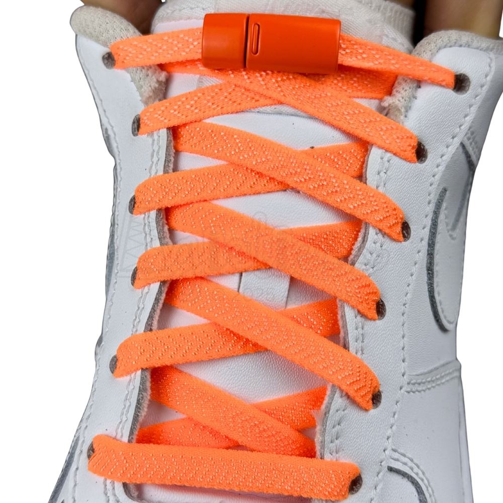 Elastische veters zonder strikken plat 8mm magnetische sluiting oranje met stretch uitgerekt