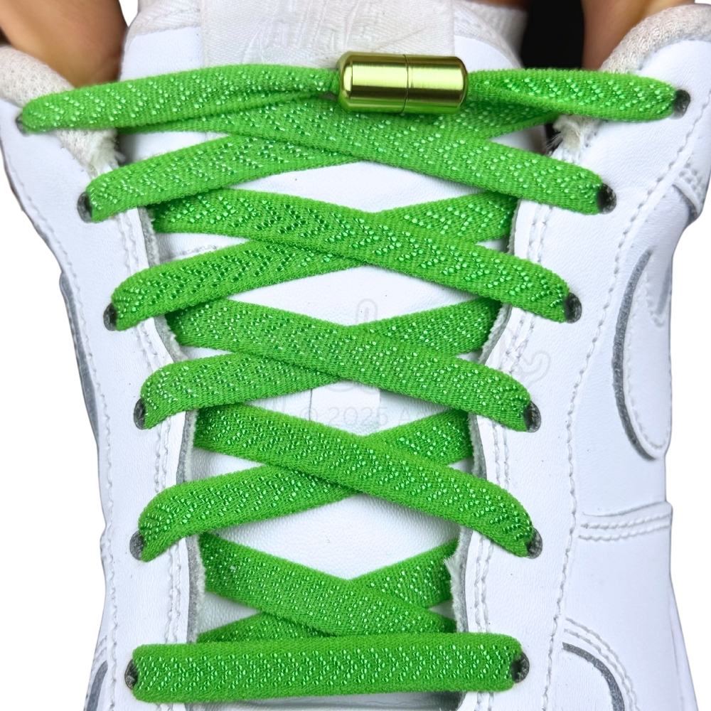 Elastische veters zonder strikken plat 8mm metalen draai capsule groen met stretch uitgerekt