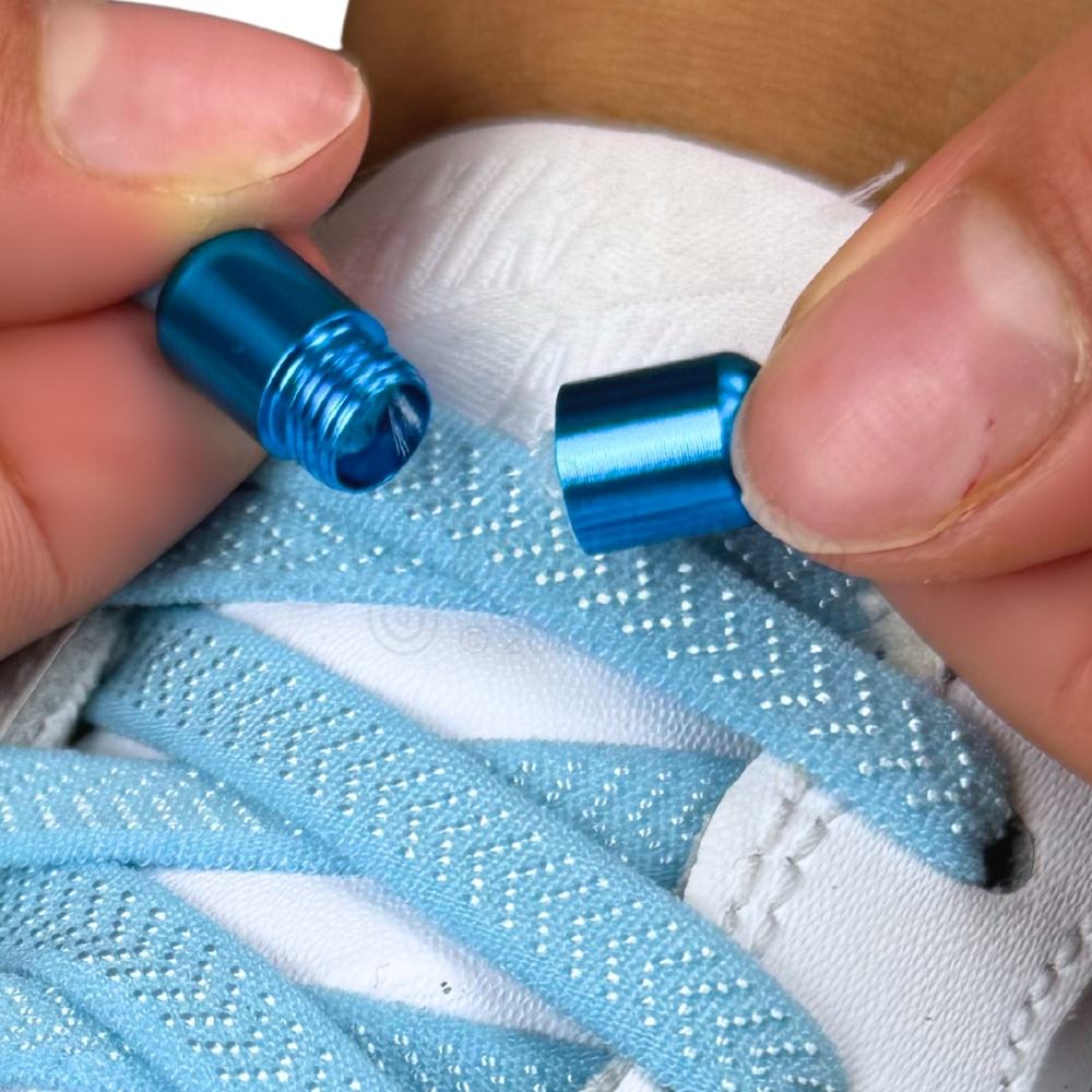 Elastische veters zonder strikken plat 8mm metalen draai capsule lichtblauw detailfoto van hoe de sluiting werkt