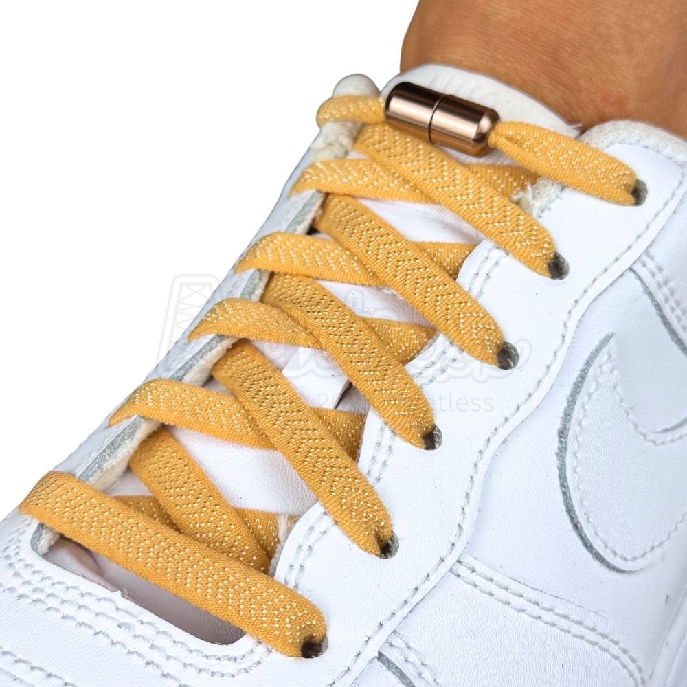 Elastische veters zonder strikken plat 8mm metalen draai capsule lichtbruin geregen in witte Nike Air Force 1