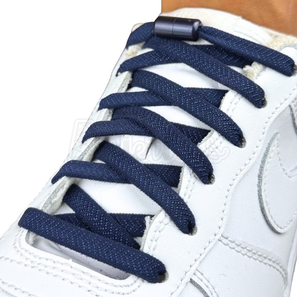 Elastische veters zonder strikken plat 8mm metalen draai capsule marineblauw geregen in witte Nike Air Force 1