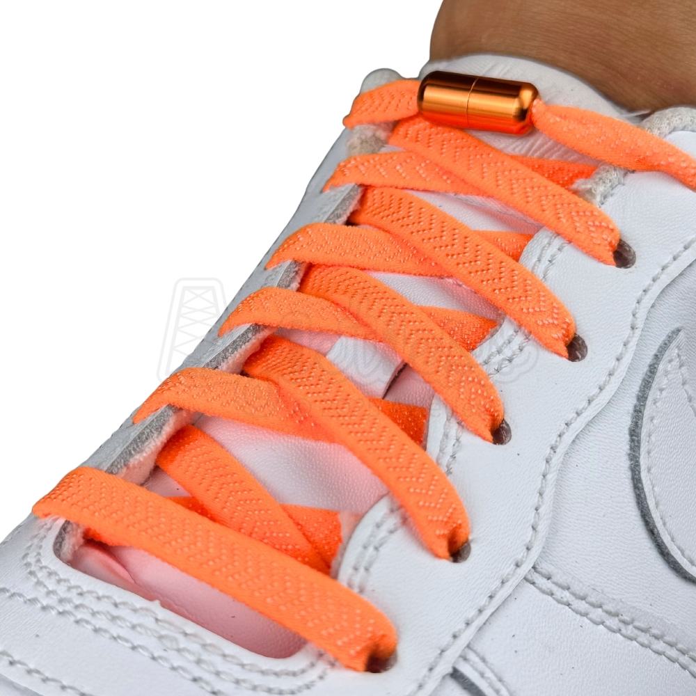 Elastische veters zonder strikken plat 8mm metalen draai capsule oranje geregen in witte Nike Air Force 1