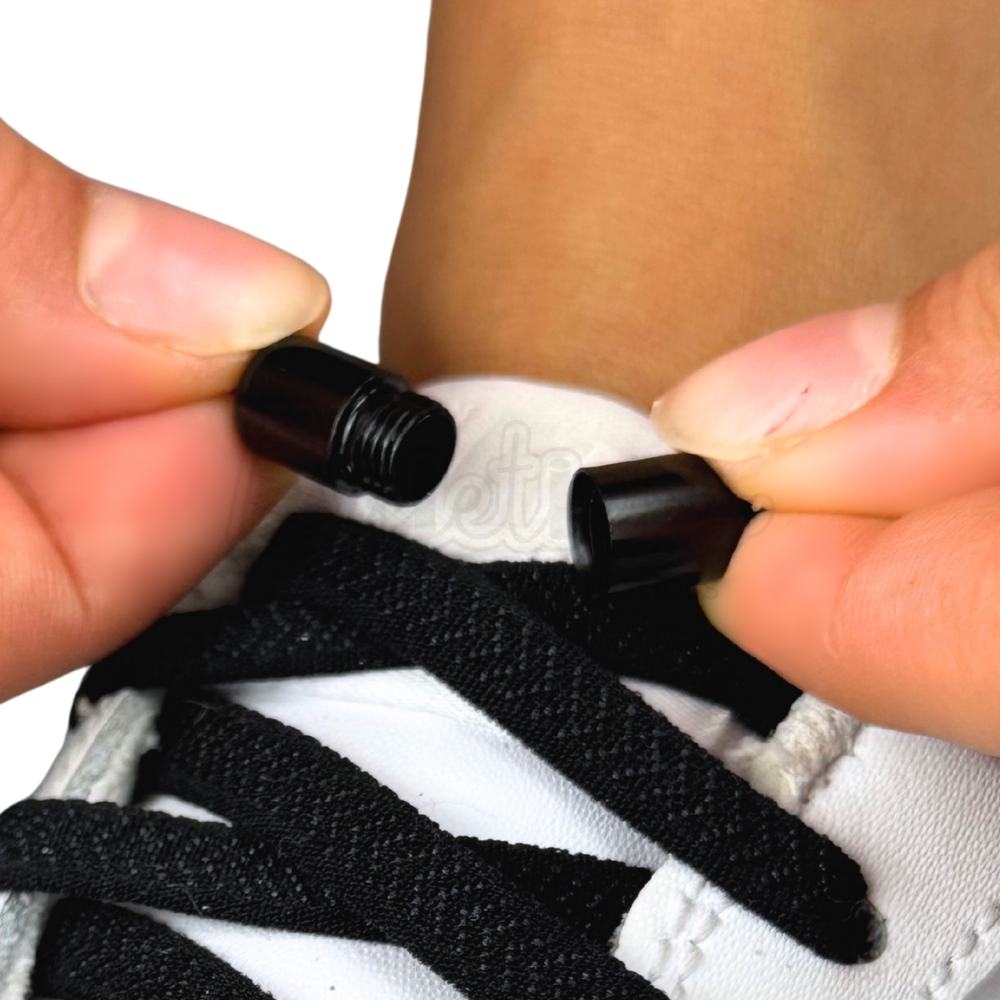 Elastische veters zonder strikken plat 8mm metalen draai capsule zwart detailfoto van hoe de sluiting werkt