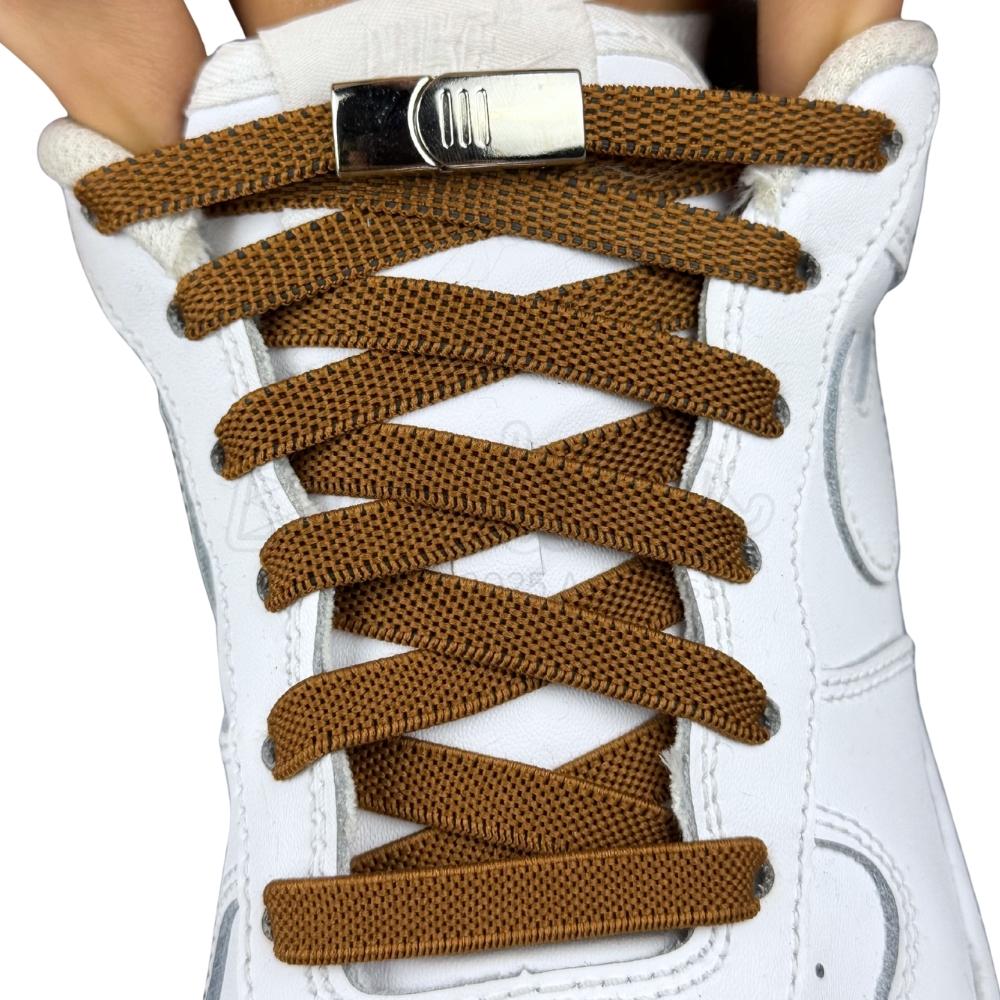 Elastische veters zonder strikken plat 9mm magnetische sluiting bruin met stretch uitgerekt