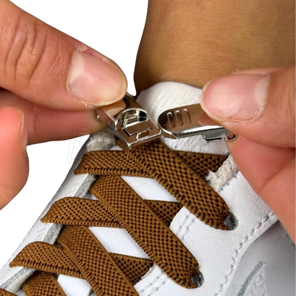 Elastische veters zonder strikken plat 9mm magnetische sluiting bruin detailfoto van hoe de sluiting werkt