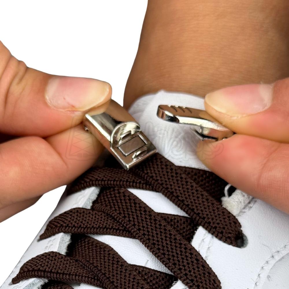 Elastische veters zonder strikken plat 9mm magnetische sluiting donkerbruin detailfoto van hoe de sluiting werkt