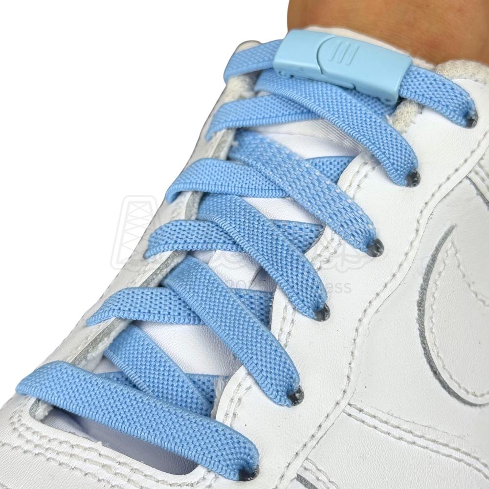 Elastische veters zonder strikken plat 9mm magnetische sluiting hemelsblauw geregen in witte Nike Air Force 1