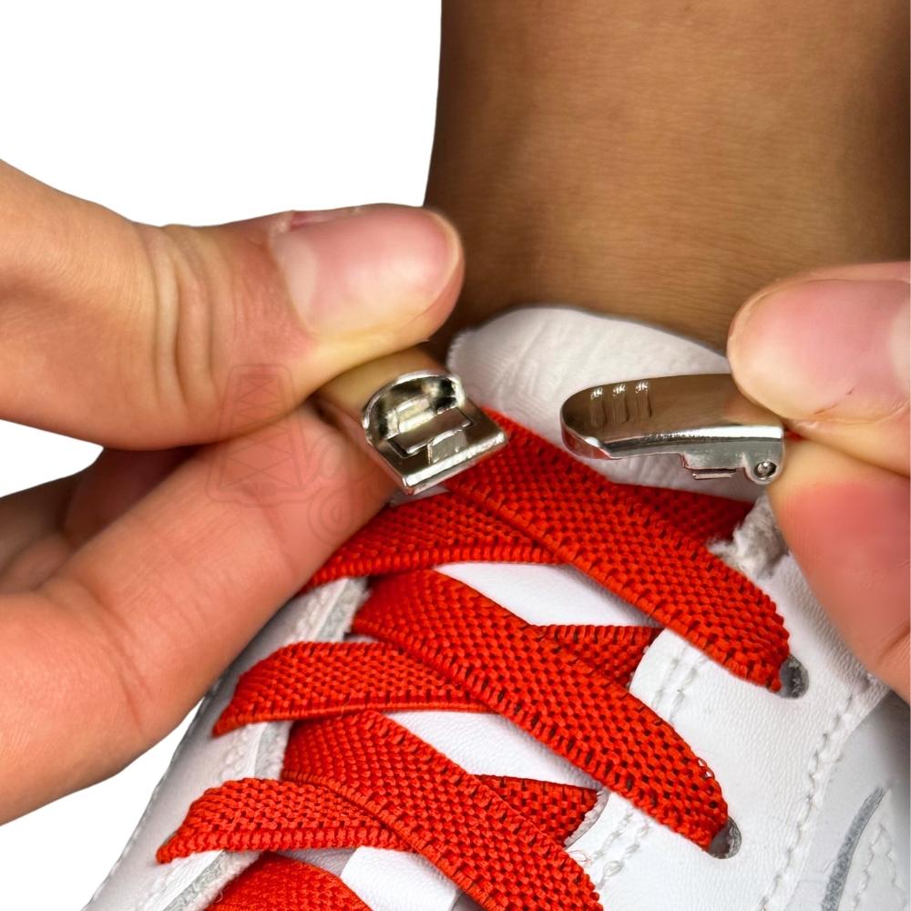 Elastische veters zonder strikken plat 9mm magnetische sluiting rood detailfoto van hoe de sluiting werkt