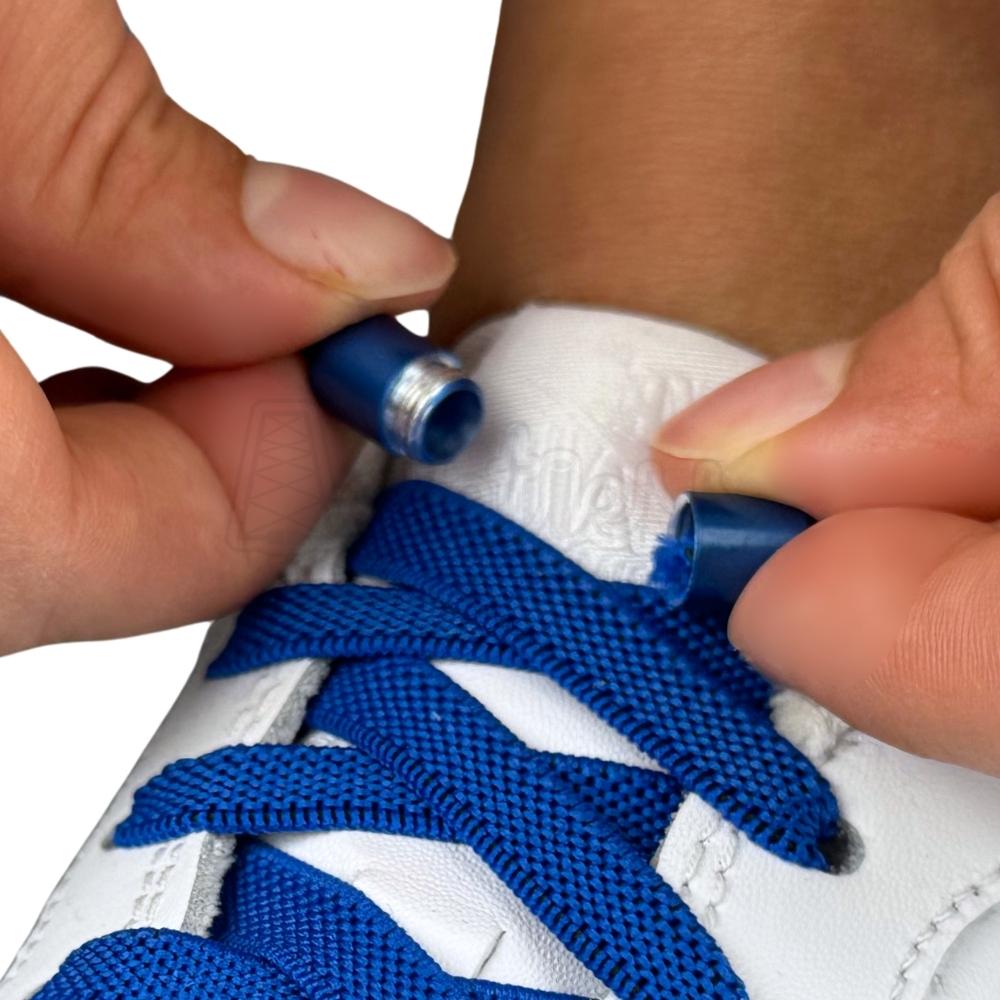 Elastische veters zonder strikken plat 9mm metalen draai capsule blauw detailfoto van hoe de sluiting werkt