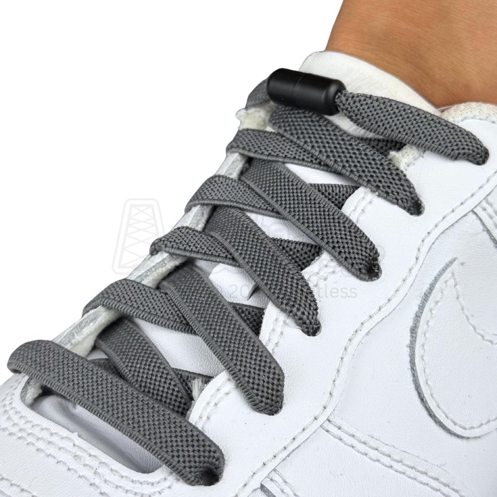 Elastische veters zonder strikken plat 9mm metalen draai capsule donkergrijs geregen in witte Nike Air Force 1