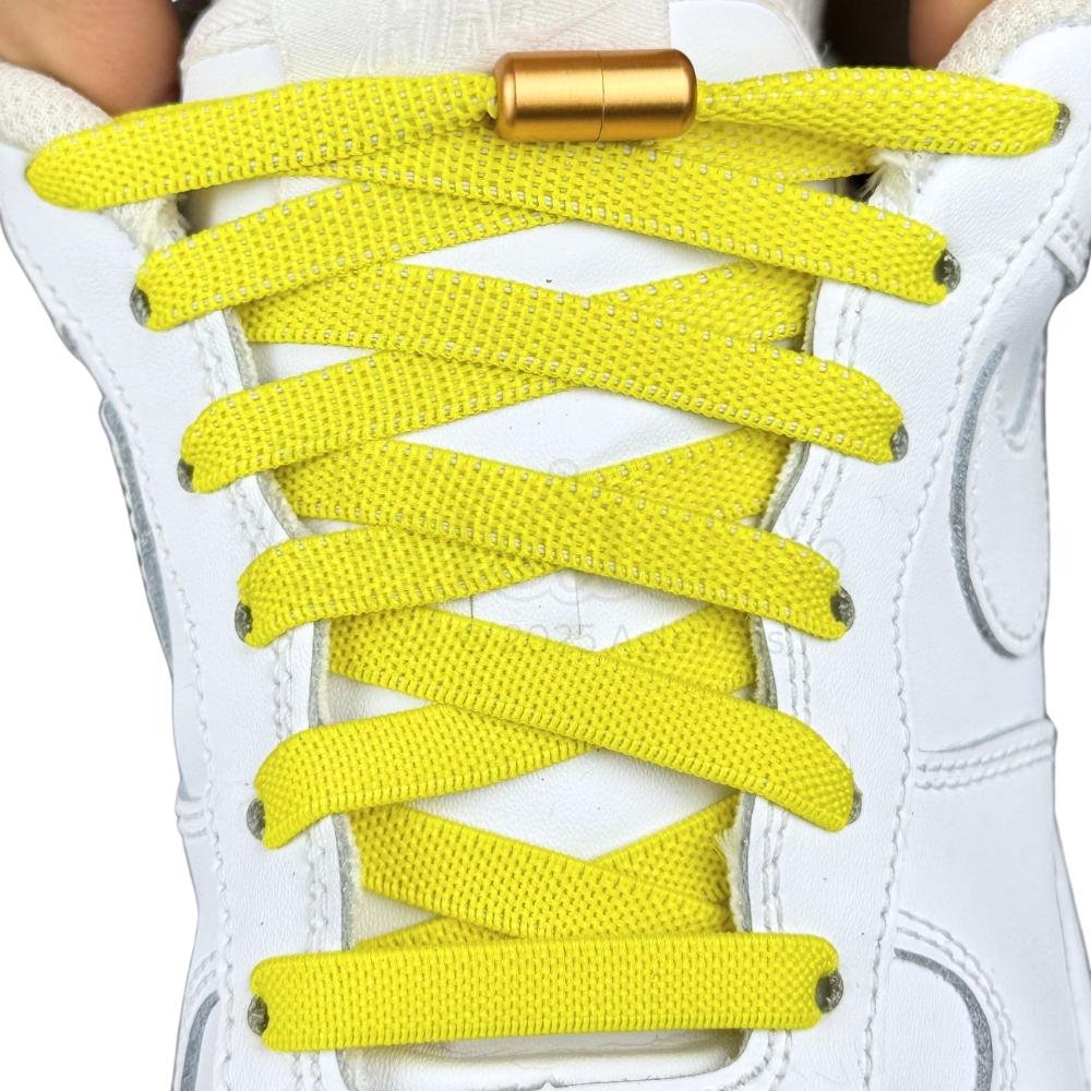 Elastische veters zonder strikken plat 9mm metalen draai capsule geel met stretch uitgerekt